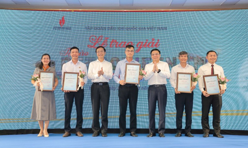 Đồng chí Lê Mạnh Hùng - Bí thư Đảng ủy, Chủ tịch HĐTV và đồng chí Trần Quang Dũng - Phó Bí thư thường trực Đảng ủy Tập đoàn trao giải Nhất, Nhì, Ba cho đại diện nhóm tác giả/tác giả đoạt giải 8.jpg