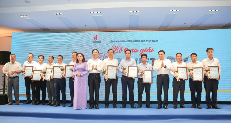 Lãnh đạo Tập đoàn Dầu khí Việt Nam và CĐ DKVN trao giải tập thể cho các đơn vị có nhiều tác phẩm dự thi 9.jpg
