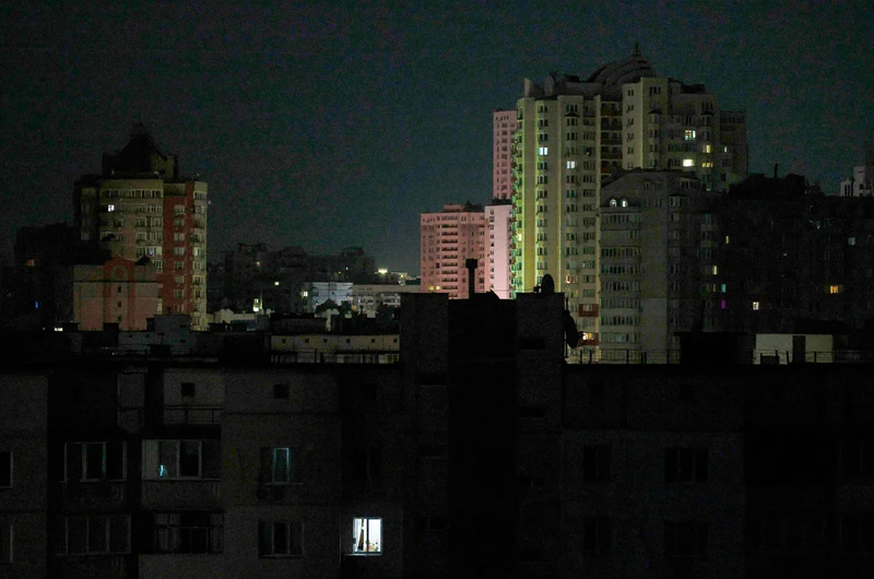 Một khu dân cư ở Kiev chìm trong bóng tối do mất điện hôm đầu tuần này (Ảnh: Shutterstock) 2.png