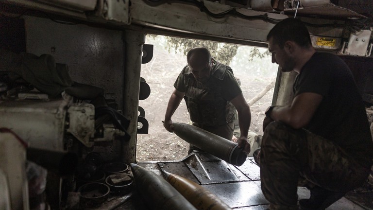 Binh sĩ Ukraine mang đạn pháo 155 mm ra tiền tuyến ở Donbass ngày 29/8 (Ảnh: Getty)