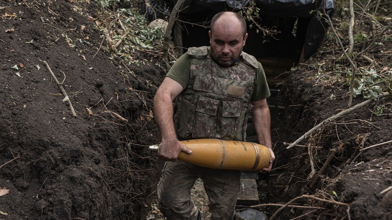 Binh sĩ Ukraine bê đạn pháo 155mm trong trận chiến ở Donbass (Ảnh: Getty)