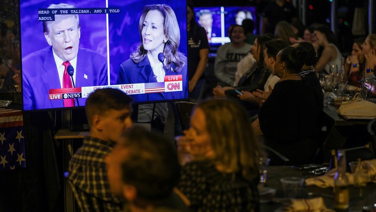 Người Mỹ theo dõi cuộc tranh luận đầu tiên giữa ông Donald Trump và ông Kamala Harris (Ảnh: Getty)