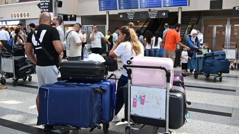 Hành khách chờ đợi tại sân bay quốc tế Beirut Rafic Hariri ngày 25/8 (Ảnh: Getty)