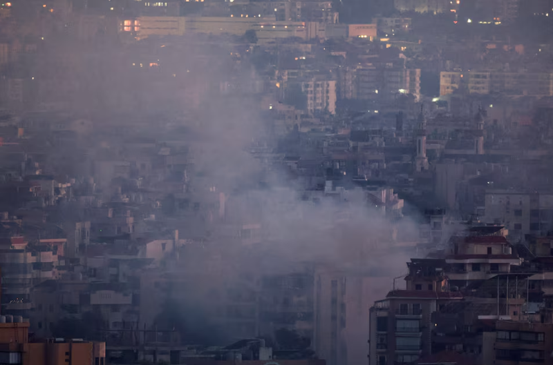 Khói bốc lên ở vùng ngoại ô phía nam Beirut sau một cuộc không kích của Israel ngày 29/9 (Ảnh: Reuters)