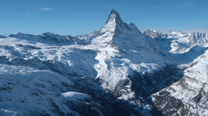 Ngọn núi Matterhorn trong bức ảnh chụp vào ngày 7/1/2022 gần Zermatt, Thụy Sĩ (Ảnh: Getty)