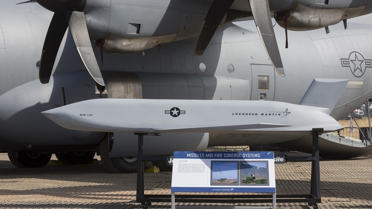 Tên lửa hành trình AGM-158 JASSM được trưng bày bên cạnh máy bay C-130 Hercules (Ảnh: Getty)