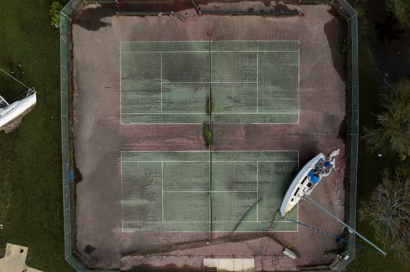 Hình ảnh từ máy bay không người lái cho thấy một chiếc thuyền đang nằm trong sân tennis sau khi bị dạt vào bờ khi cơn bão Milton đi qua khu vực này, ở Punta Gorda, Florida, Mỹ (Ảnh: Reuters) 4.png
