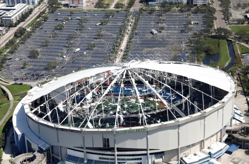 Ảnh chụp từ trên không cho thấy sân vận động Tropicana Field bị hư hại do cơn bão Milton (Ảnh: Reuters) 6.png
