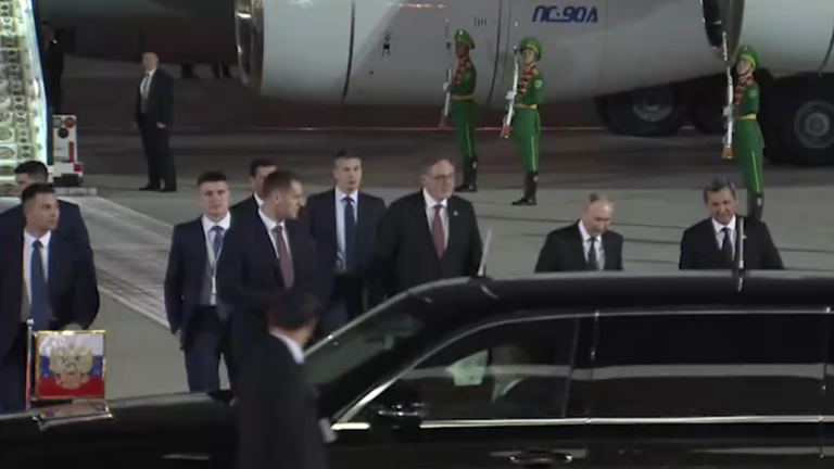 Tổng thống Nga Vladimir Putin đến Ashgabat, Turkmenistan, ngày 11/10 (Ảnh: RT)