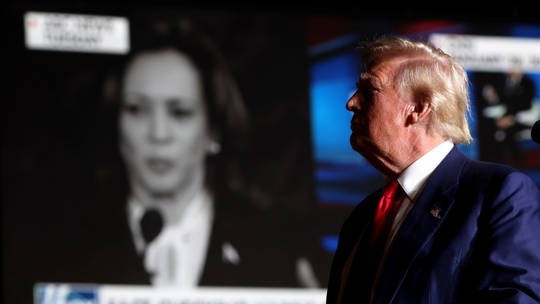 Ông Donald Trump chiếu đoạn video về bà Kamala Harris trong một cuộc vận động tranh cử ở Las Vegas, Nevada, ngày 13/9 (Ảnh Getty)