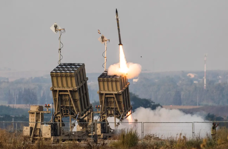 Tên lửa đánh chặn được phóng từ hệ thống Vòm Sắt của Israel (Ảnh: Getty)