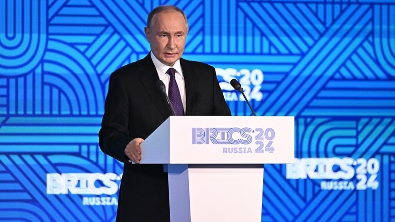 Tổng thống Nga Vladimir Putin phát biểu trong phiên họp toàn thể của Diễn đàn Doanh nghiệp BRICS ở Moscow (Ảnh: Getty)