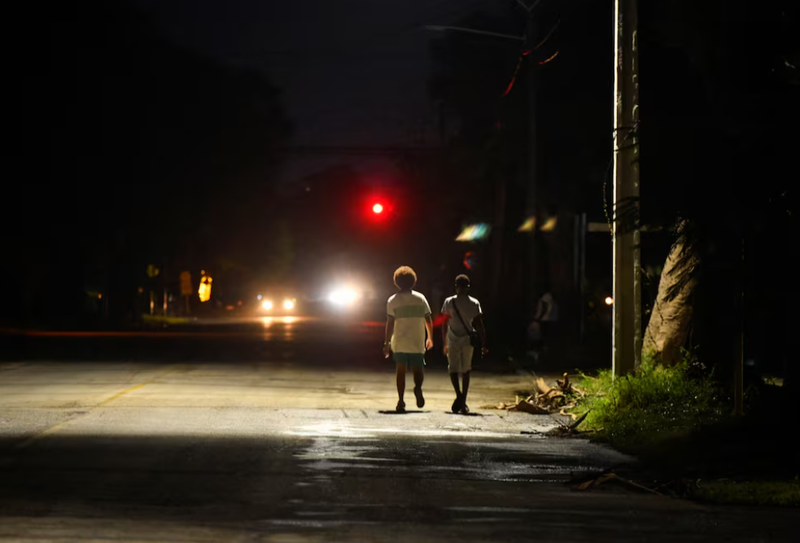 Người dân ở Havana đi dạo bộ trong tối ngày 20/10 (Ảnh: Reuters)