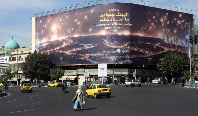 Một bảng quảng cáo chống Israel ở Quảng trường Enghelab của Tehran mô tả cuộc tấn công tên lửa của Iran vào Israel hồi đầu tháng này và dòng chữ: ‘Nếu bạn muốn chiến tranh, chúng tôi là bậc thầy của chiến tranh’ (Ảnh: WSJ) 2.png
