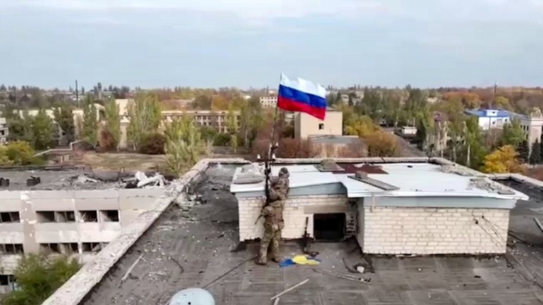 Quân đội Nga kéo cờ trên một tòa nhà ở Selidovo, Donetsk (Ảnh: Sputnik)