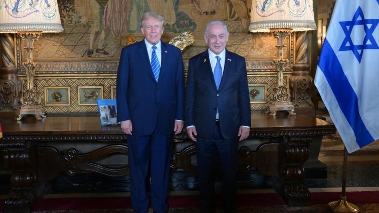 Ông Donald Trump (trái) và Benjamin Netanyahu chụp ảnh tại khu bất động sản Mar-a-Lago ở Palm Beach, Florida, ngày 26/7/2024 (Ảnh: Getty)