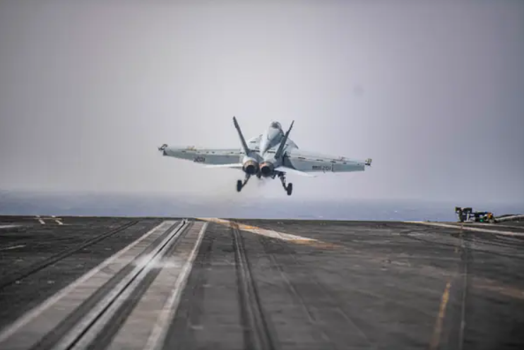 Một chiếc F/A-18E Super Hornet cất cánh từ sàn đáp của tàu USS Dwight D. Eisenhower ở Biển Đỏ (Ảnh: Hải quân Mỹ) 1.png