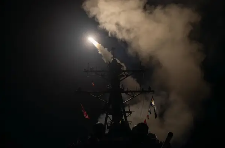 Tàu khu trục mang tên lửa dẫn đường USS Gravely phóng tên lửa Tomahawk vào các mục tiêu của Houthi ở Biển Đỏ (Ảnh: Hải quân Mỹ) 3.png