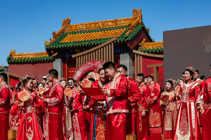 Các cặp đôi tham dự đám cưới tập thể theo phong cách truyền thống Trung Quốc ở Thẩm Dương, Trung Quốc vào ngày 22/9/2024 (Ảnh: Getty) 2.png