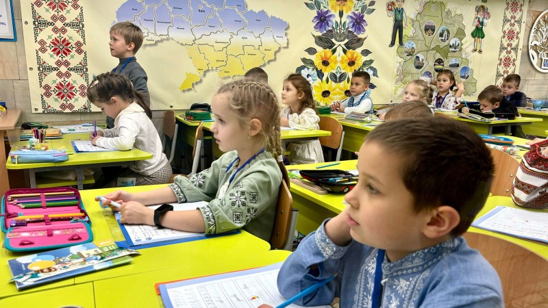 Những học sinh nhỏ tuổi bên trong lớp học dưới lòng đất ở Kharkov, Ukraine (Ảnh: Sky News) skynews-ukraine-russia-education_6749174.jpg
