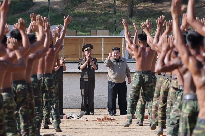 Nhà lãnh đạo Triều Tiên Kim Jong-un chào các binh sĩ trong chuyến thăm căn cứ huấn luyện lực lượng đặc biệt vào tháng 9 (Ảnh: KCNA)