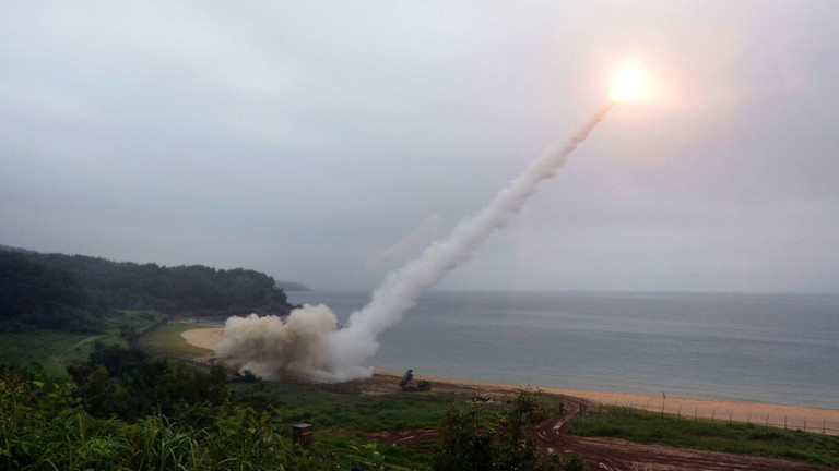 Tên lửa ATACMS được phóng trong cuộc tập trận chung giữa Mỹ và Hàn Quốc (Ảnh: Getty)