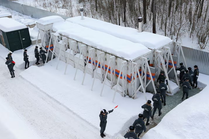 Nhân viên cấp cứu bước vào hầm tránh bom di động chống phóng xạ ở vùng Nizhny Novgorod, Nga Ngày 10/2/2023. Ảnh: Reuters.