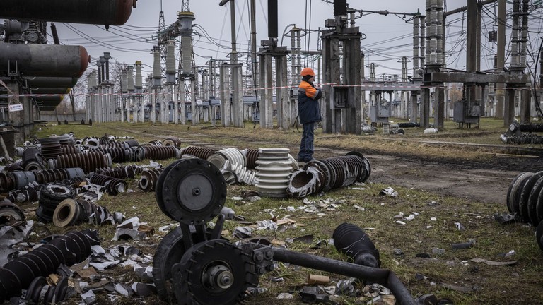 Một trạm biến áp cao thế của nhà máy điện Ukrenergo ở Ukraine bị phá hủy một phần sau khi trúng tên lửa. Ảnh: Getty.