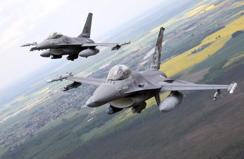 Chiến đấu cơ F-16 được phương Tây viện trợ cho Ukraine. Ảnh: Bloomberg. 7.png