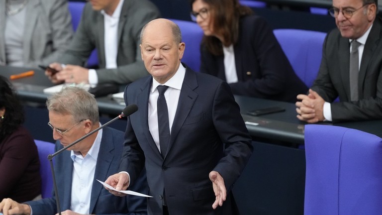 Thủ tướng Đức Olaf Scholz tham gia phiên chất vấn Chính phủ Liên bang tại phiên họp toàn thể của Bundestag ở Berlin vào ngày 4/12. Ảnh: Getty.