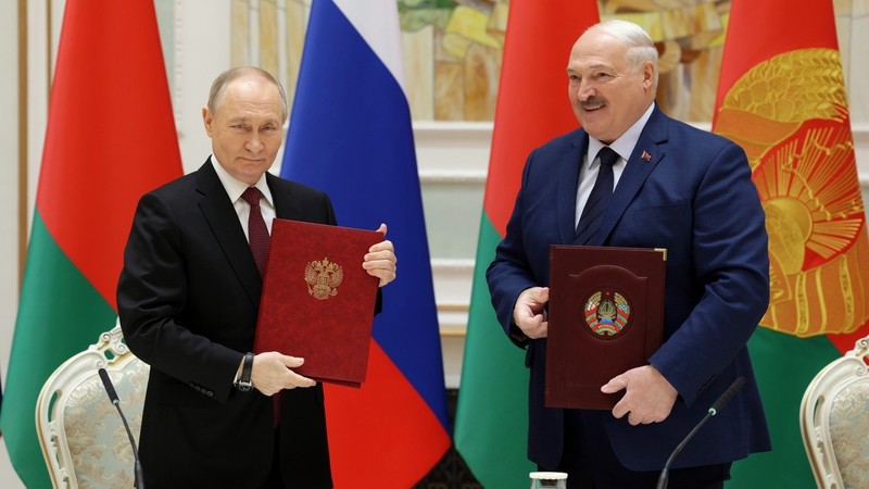 Tổng thống Nga Vladimir Putin và Tổng thống Belarus Alexander Lukashenko tham dự lễ ký kết thỏa thuận hôm 6/12. Ảnh: Sputnik.