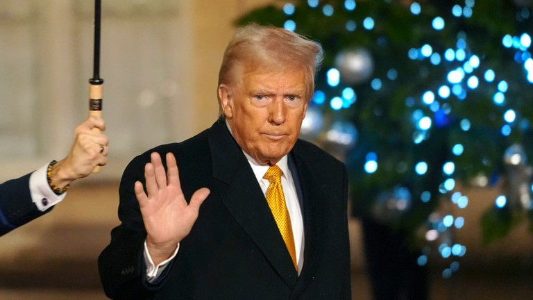 Donald Trump rời khỏi Điện Elysee ở Paris, Pháp, ngày 7/12. Ảnh: Getty.