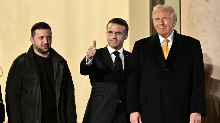 Tổng thống Pháp Emmanuel Macron (giữa), Tổng thống đắc cử Mỹ Donald Trump (phải) và Tổng thống Ukraine Vladimir Zelensky tại Paris, ngày 7/12. Ảnh: Getty.