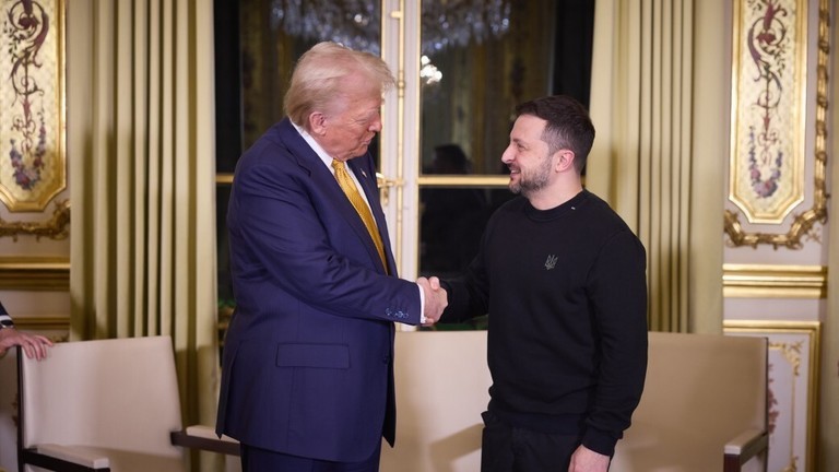 Tổng thống đắc cử Mỹ Donald Trump gặp nhà lãnh đạo Ukraine Volodymyr Zelensky tại Cung điện Elysee ở Paris, ngày 7/12. Ảnh: Getty.