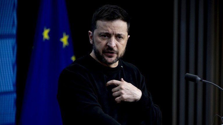 Nhà lãnh đạo Ukraine Volodymyr Zelensky trong cuộc họp báo ở Brussels ngày 19/12. Ảnh: Getty.