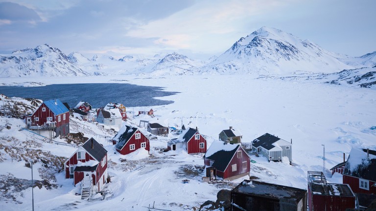 Ngôi làng Inuit ở Kulusuk, Greenland. Ảnh: Getty.