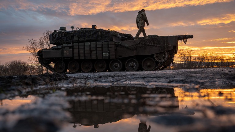 Binh lính Ukraine vận hành xe tăng gần tiền tuyến ở Donbass vào ngày 19/12. Ảnh: Getty.