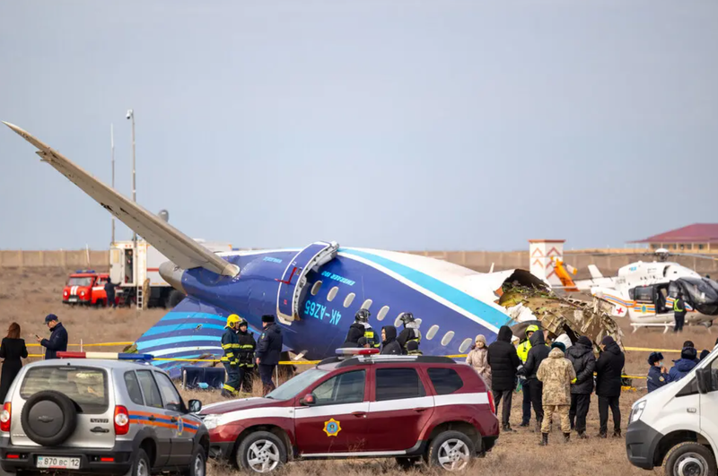 Các mảnh vỡ của chiếc máy bay của hãng hàng không Azerbaijan Airlines sau vụ tai nạn ở Kazakhstan. Ảnh: AFP.