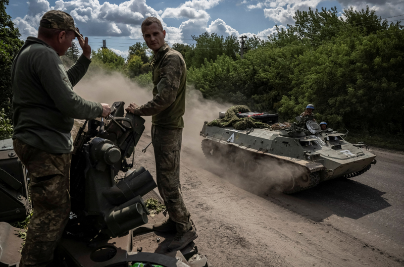 Quân nhân Ukraine lái xe bọc thép ở Sumy, gần biên giới Nga. Ảnh: Reuters. 2.png