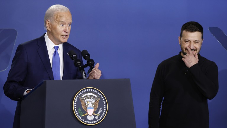 Tổng thống Mỹ Joe Biden và người đồng cấp Ukraine Volodymyr Zelensky. Ảnh: Getty.