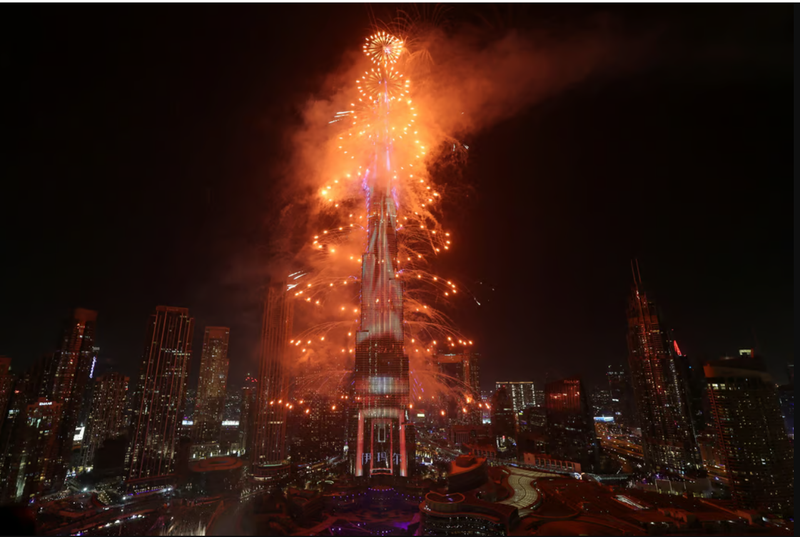 Pháo hoa rực rỡ trên tòa nhà Burj Khalifa, tòa nhà cao nhất thế giới, tại Dubai, Các Tiểu vương quốc Arab Thống nhất. Ảnh: Reuters. 2.png