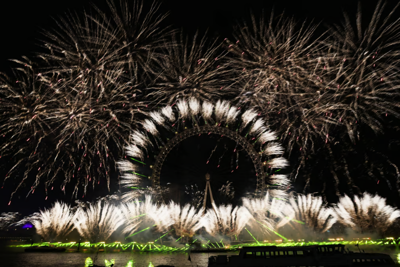Pháo hoa nổ trên vòng đu quay London Eye. Ảnh: Reuters. 3.png