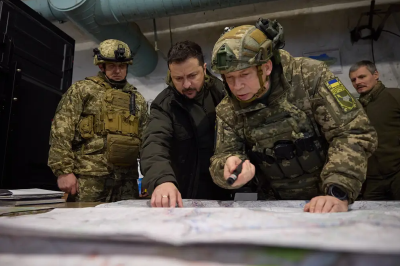 Tổng thống Ukraine Volodymyr Zelensky thăm các binh sĩ gần Kupiansk ở Kharkov, Ukraine. Ảnh: Getty.