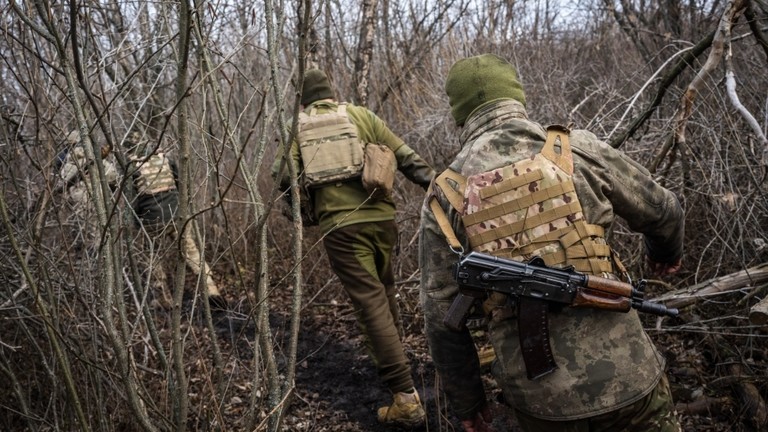 Binh sĩ Ukraine gần tiền tuyến ở Donbass, ngày 8/1. Ảnh: Getty.