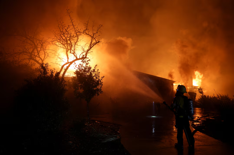 Một lính cứu hỏa nỗ lực dập tắt ngọn lửa khi đám cháy Eaton Fire bùng cháy ở Pasadena, California, Mỹ ngày 8/1. Ảnh: Reuters.