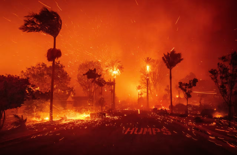Ngọn lửa Palisades tàn phá một khu phố ở khu Pacific Palisades, Los Angeles. Ảnh: WSJ. 5.png