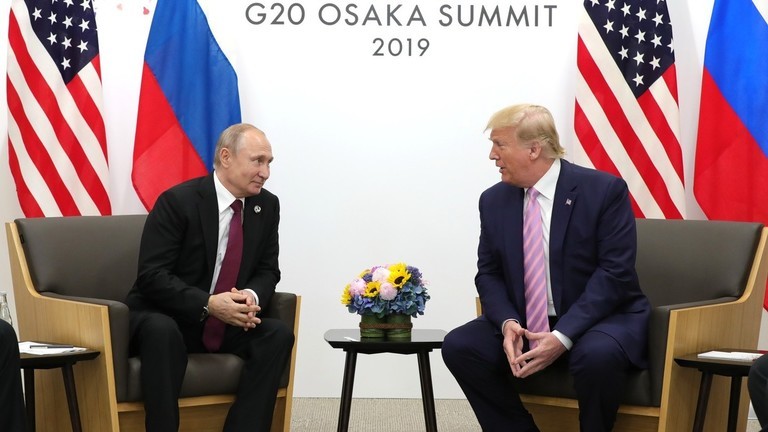 Tổng thống Mỹ Donald Trump gặp Tổng thống Nga Vladimir Putin tại Osaka, Nhật Bản vào ngày 28/6/2019. Ảnh: Getty.