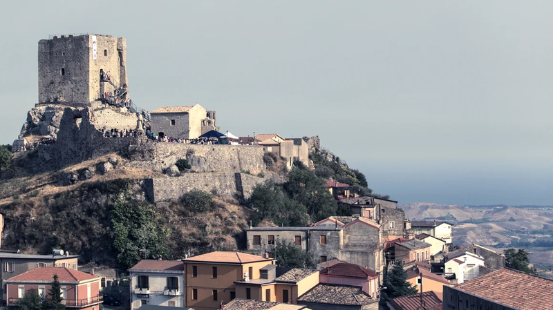 Quang cảnh lâu đài Conti D'Aquino và những ngôi nhà ở Belcastro, Catanzaro, Italy. Ảnh: CNN.