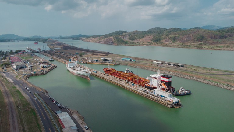 Tàu thuyền đi qua Kênh đào Panama, tuyến hàng hải nổi tiếng ở Trung Mỹ. Ảnh: Getty.