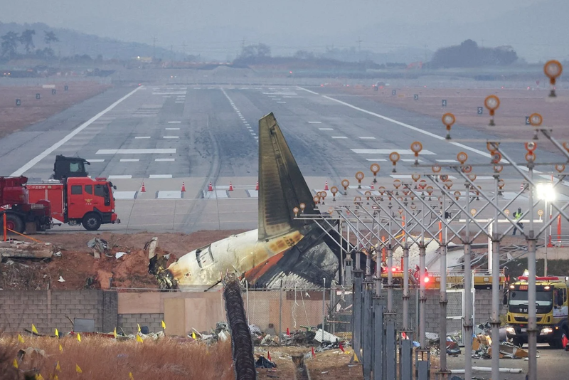 Xác của chiếc máy bay Jeju Air bị rơi ở sân bay quốc tế Muan, Hàn Quốc vào tháng trước. Ảnh: Reuters.